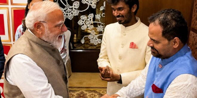 पीएम नरेन्द्र मोदी से मिले ‘पंचायत’ के चर्चित किरदार बिनोद और भूषण