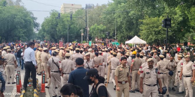 संसद मार्च में बवाल: पुलिस-प्रदर्शनकारी भिड़े, 118 जवान घायल, 70 हिरासत में, हिंसा की साजिश के एंगल से जांच तेज