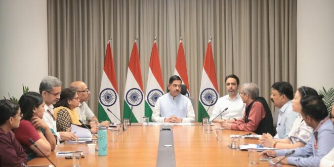 पदभार संभालते ही एक्शन में शिक्षा मंत्री प्रह्लाद जोशी, मंत्रालय के वरिष्ठ अधिकारियों के साथ पहली समीक्षा बैठक