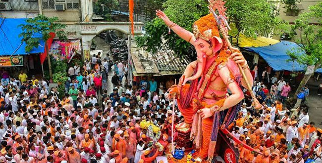 मुंबई में ‘गणपति बप्पा मोरया’ के जयकारे के साथ गणेश विसर्जन शुरु